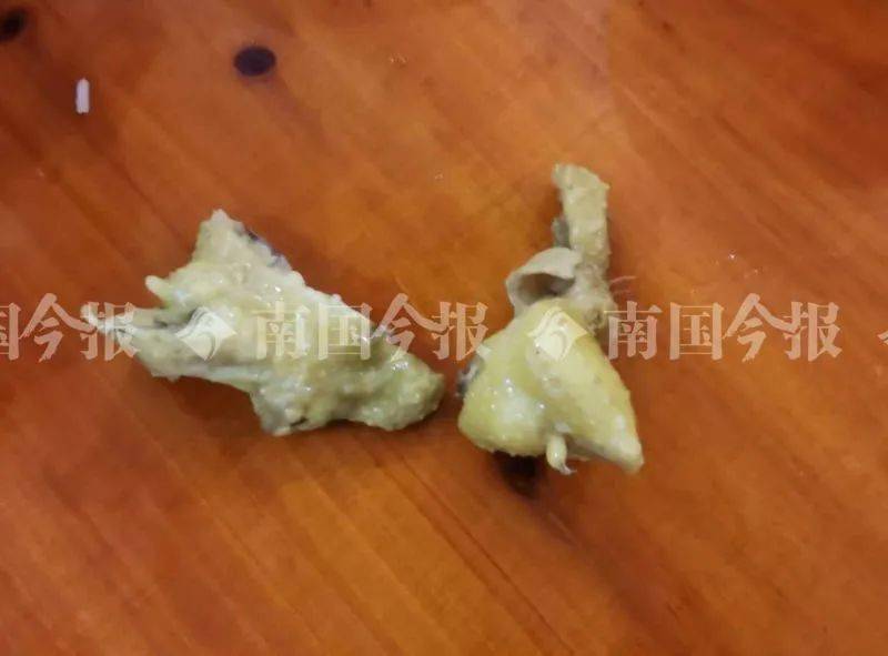 游客在餐馆点土鸡吃发现不太对 看了眼隔壁桌绝望了