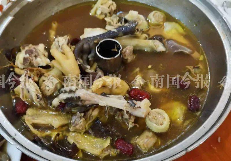 游客在餐馆点土鸡吃发现不太对 看了眼隔壁桌绝望了